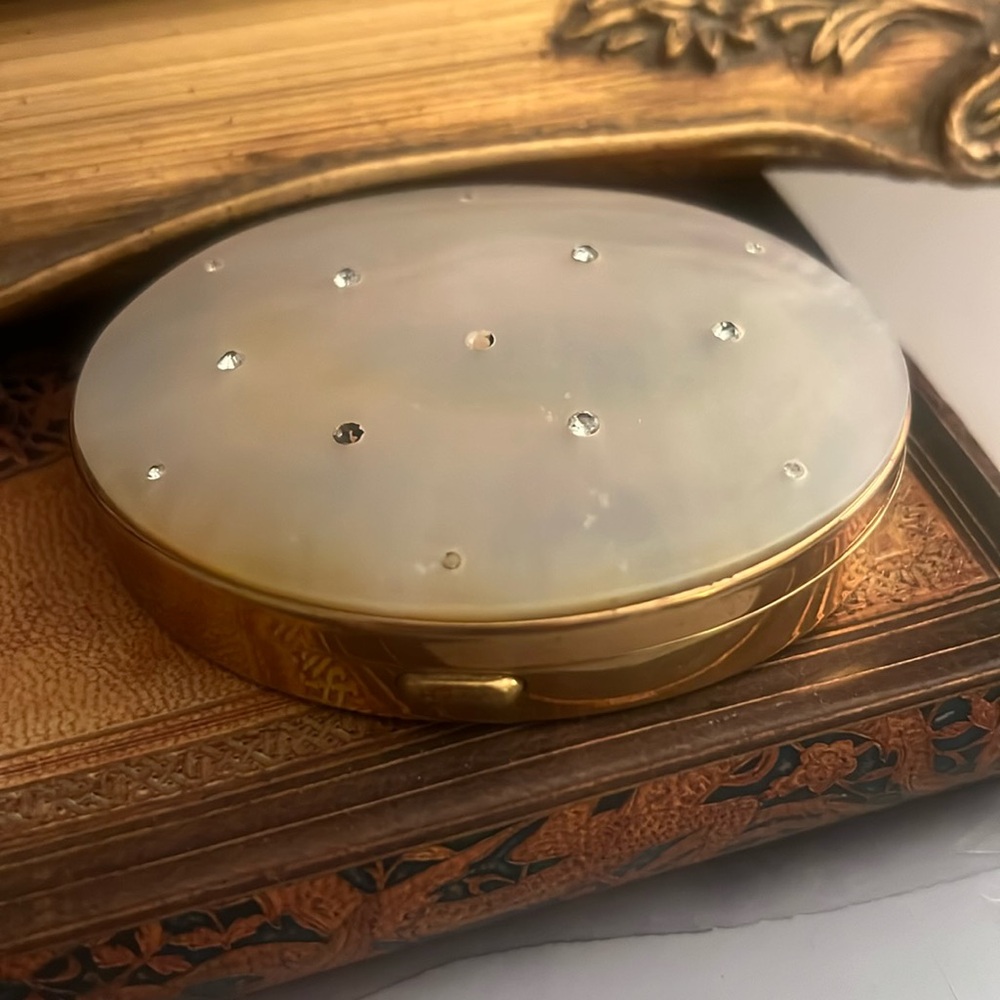 Mother of Pearl 1950’s vintage compact fir powder